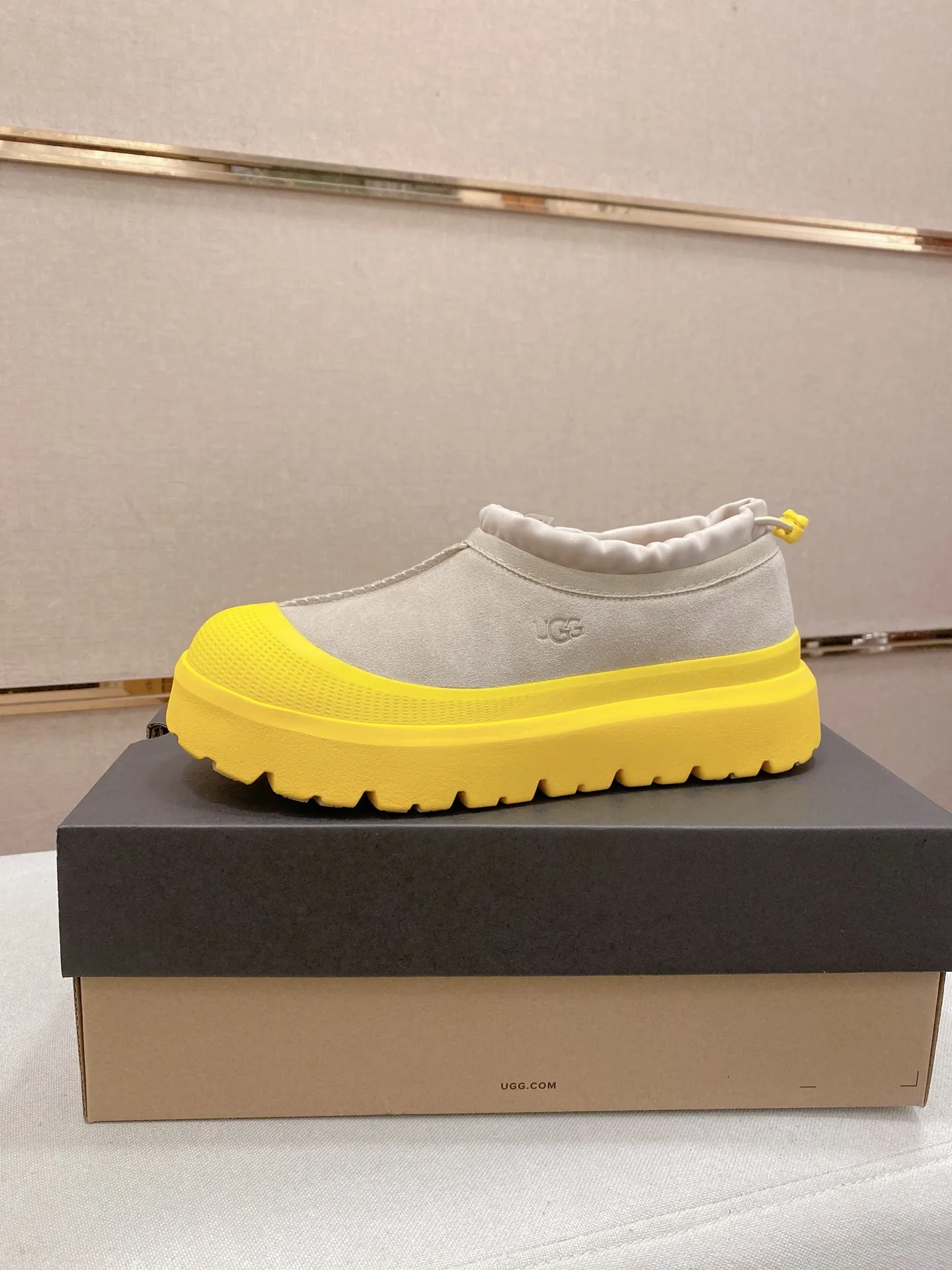 Factory price: 480💰Couple model💏 Same style as Wang Yibo, North American men's shoes Ugg ☃️In the special sale of new high-quality men's shoes snow boots in autumn and winter, the nemesis of extreme cold weather! Made of cowhide leather, merino wool lining, and original outsole, whether driving, outdoor or daily wear, there is always one that suits you! Male and female size: 35-46.